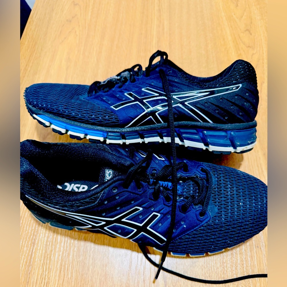 Like new oasics!! Size 9